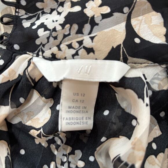 H&M Black Floral Print Blouse with Pearl Button Cuffs – Size 12 - Picture 6 of 6